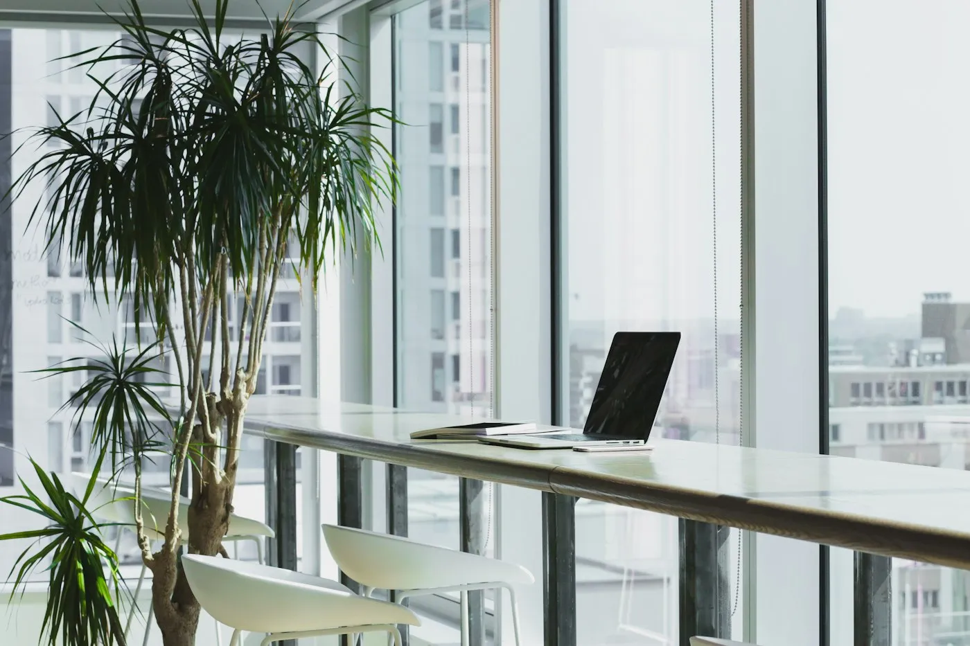 Modernes Büro mit Arbeitsplätzen