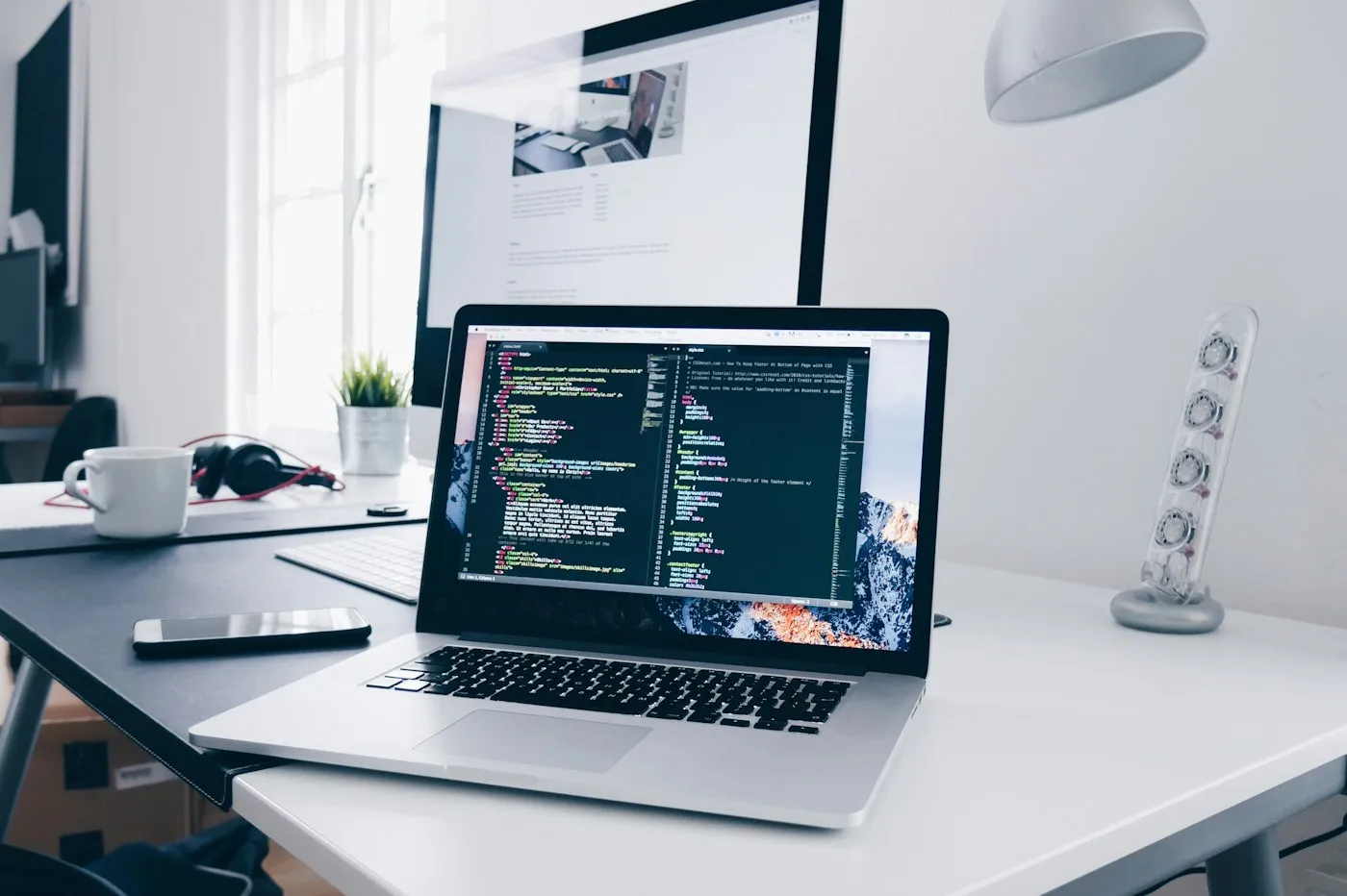 Laptop mit Code auf dem Bildschirm