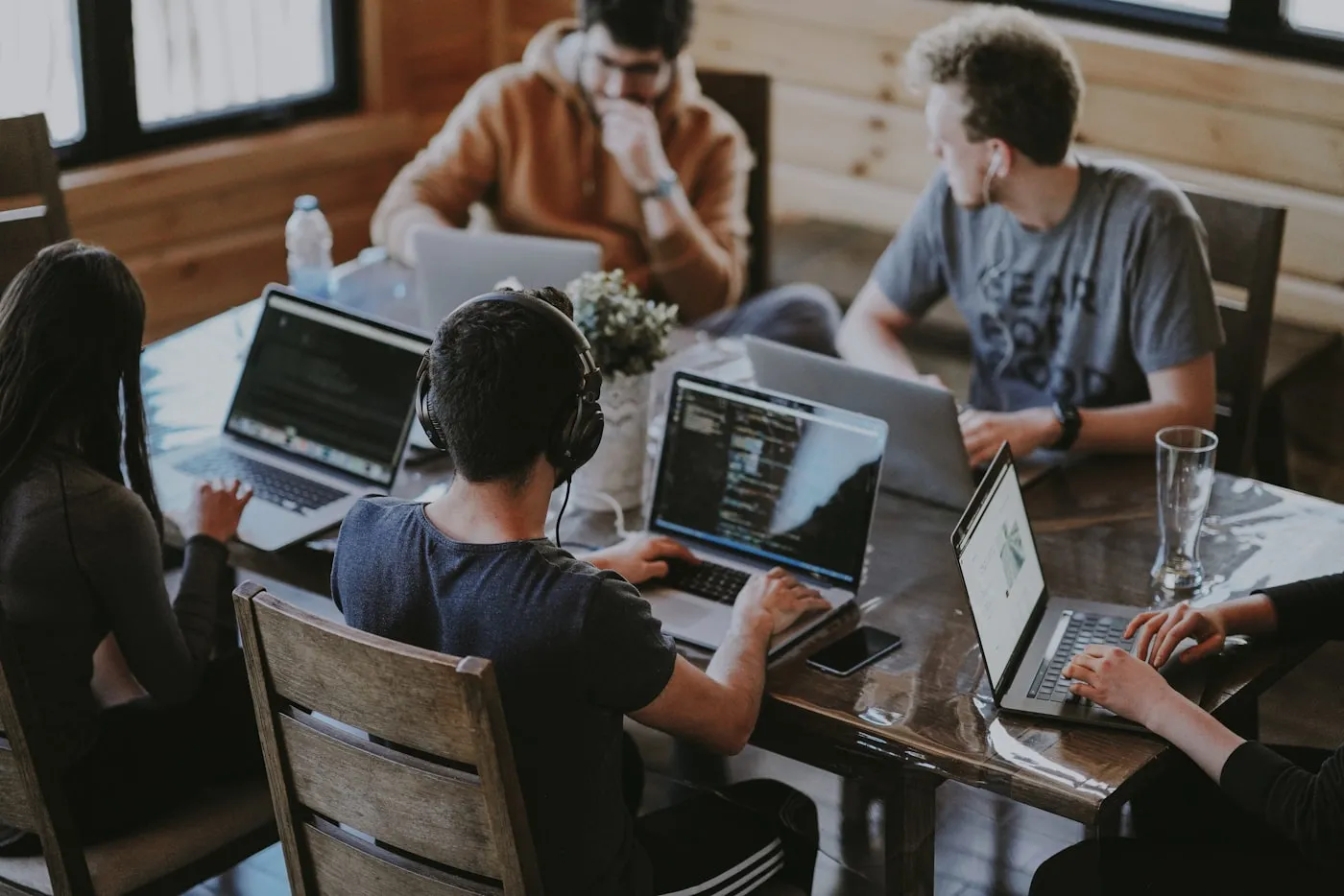 Team arbeitet gemeinsam an einem Projekt